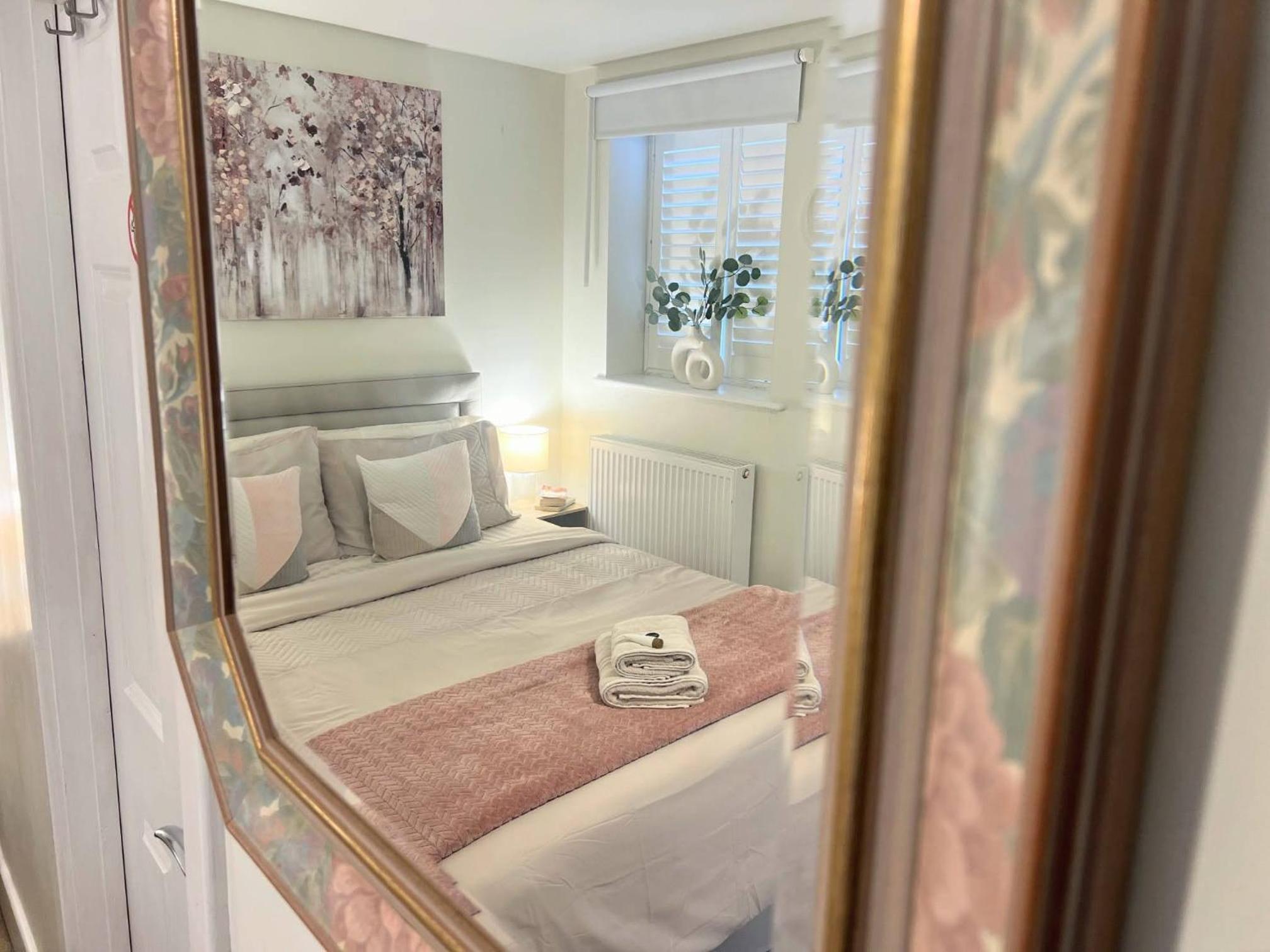 Lux Balcony Penthouse Room Basingstoke Hospital 2min drive and walkable view 2