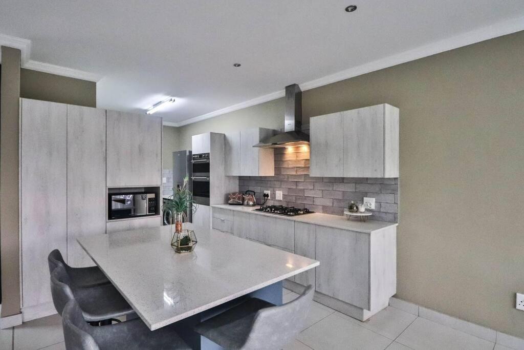 Hartbeespoort Dam Getaway Home