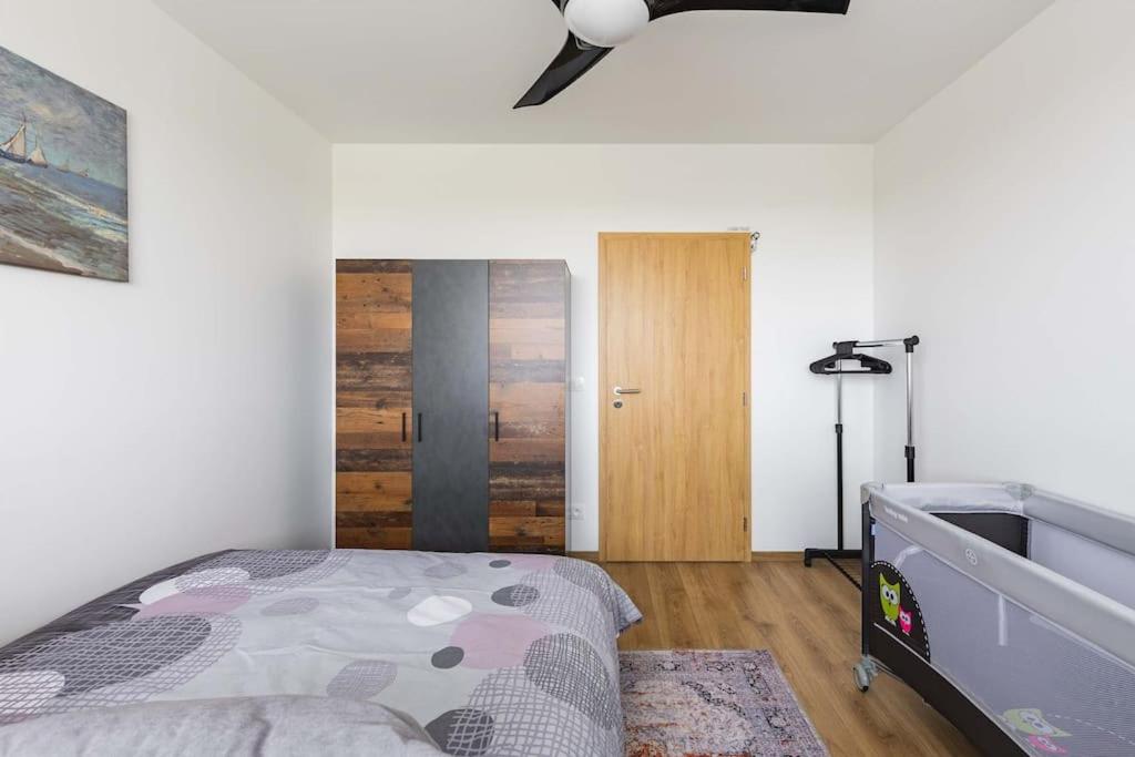 BNB Airport View Industrial Loft