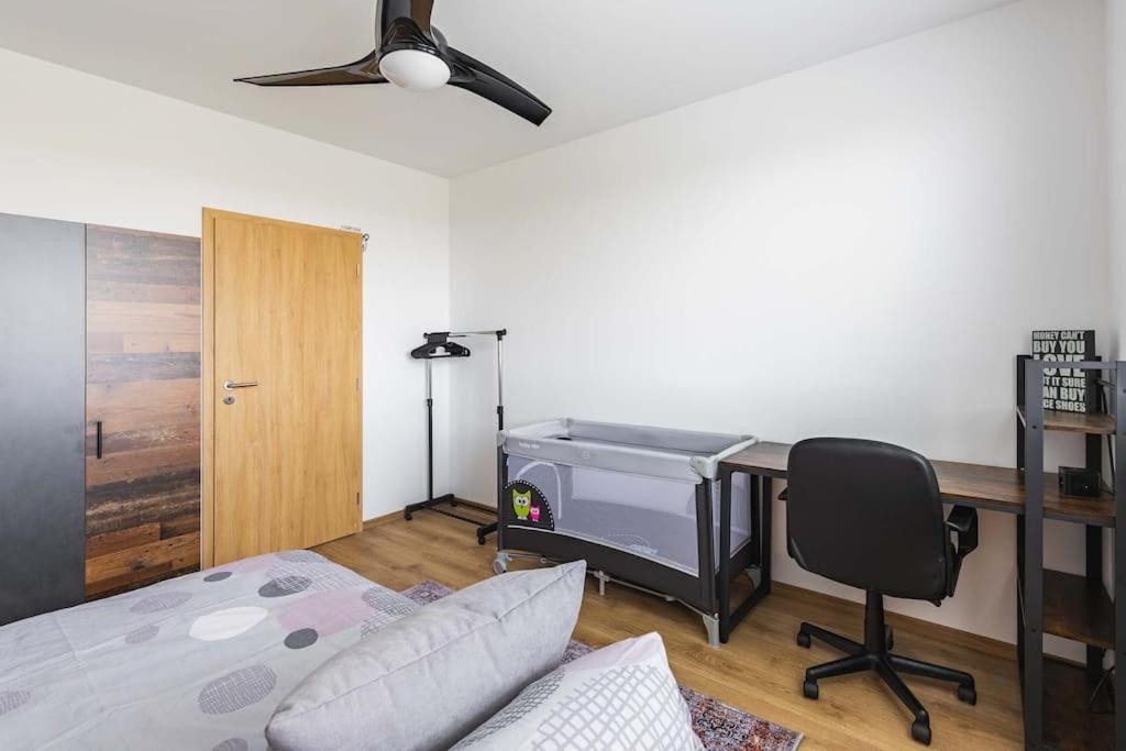 BNB Airport View Industrial Loft