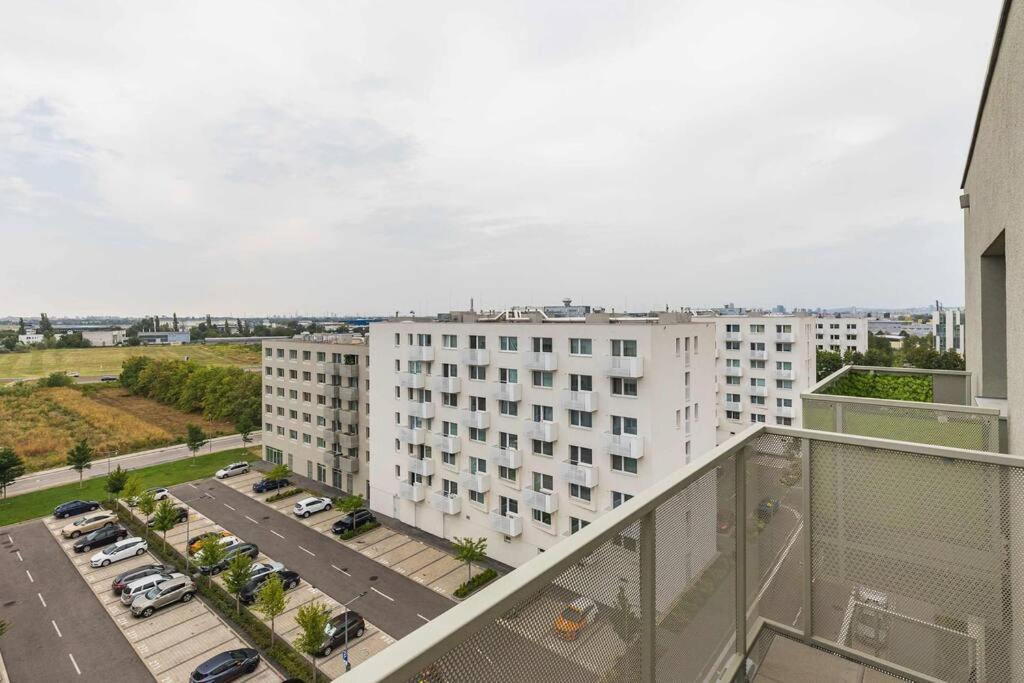 BNB Airport View Industrial Loft