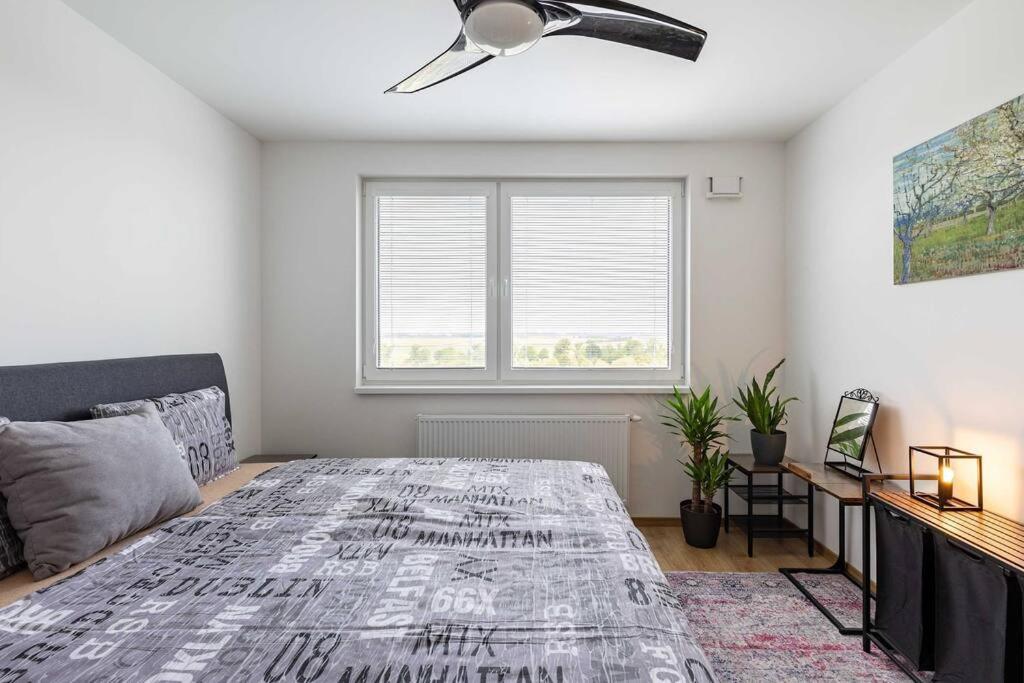 BNB Airport View Industrial Loft
