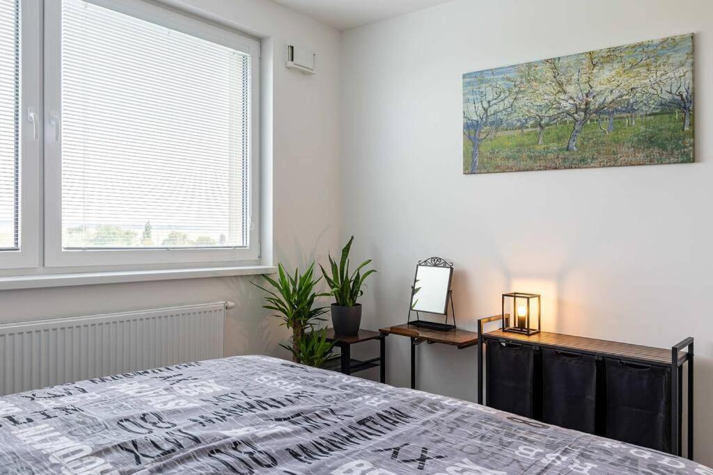 BNB Airport View Industrial Loft