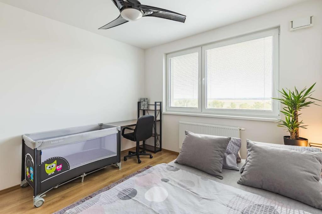 BNB Airport View Industrial Loft