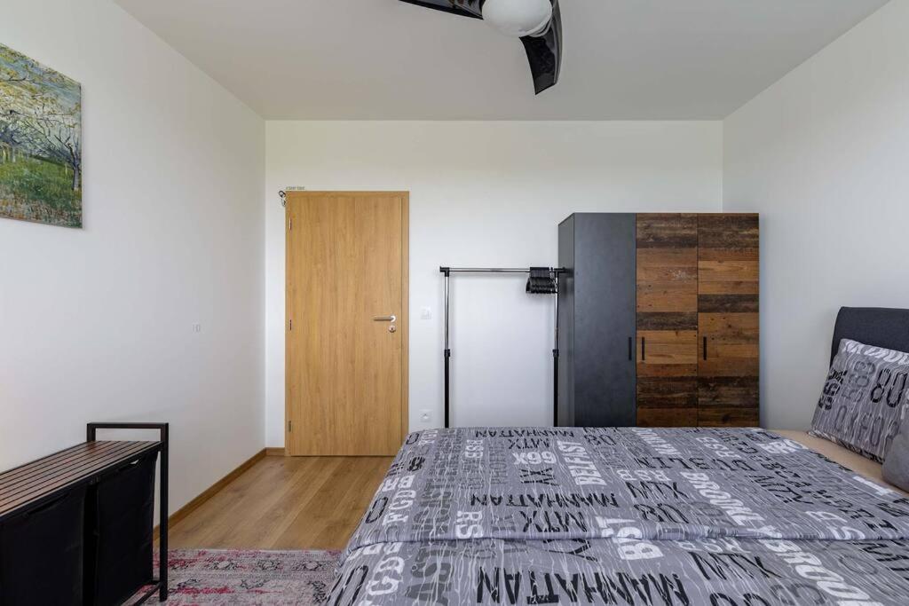 BNB Airport View Industrial Loft
