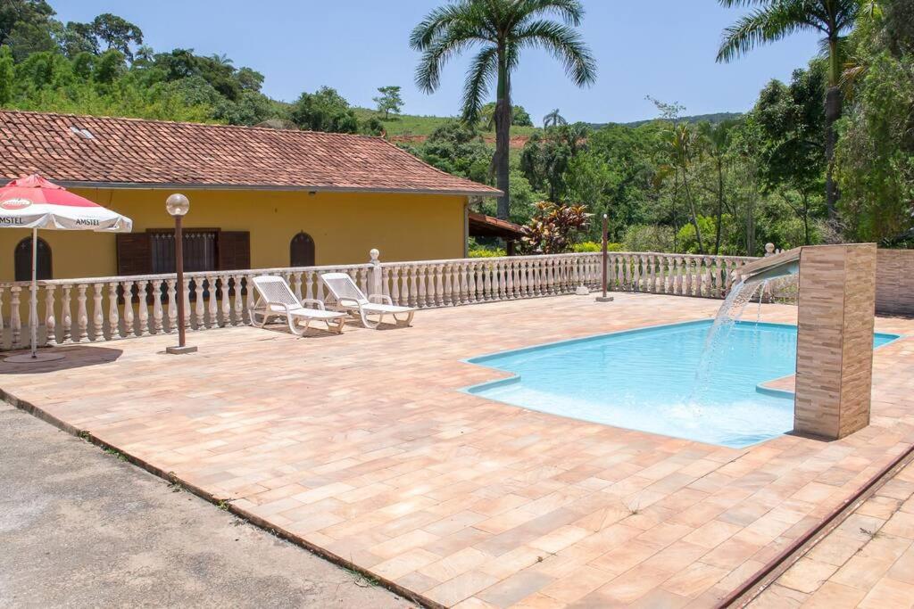 Piscina, churrasco, fogão a lenha a uma hora de BH