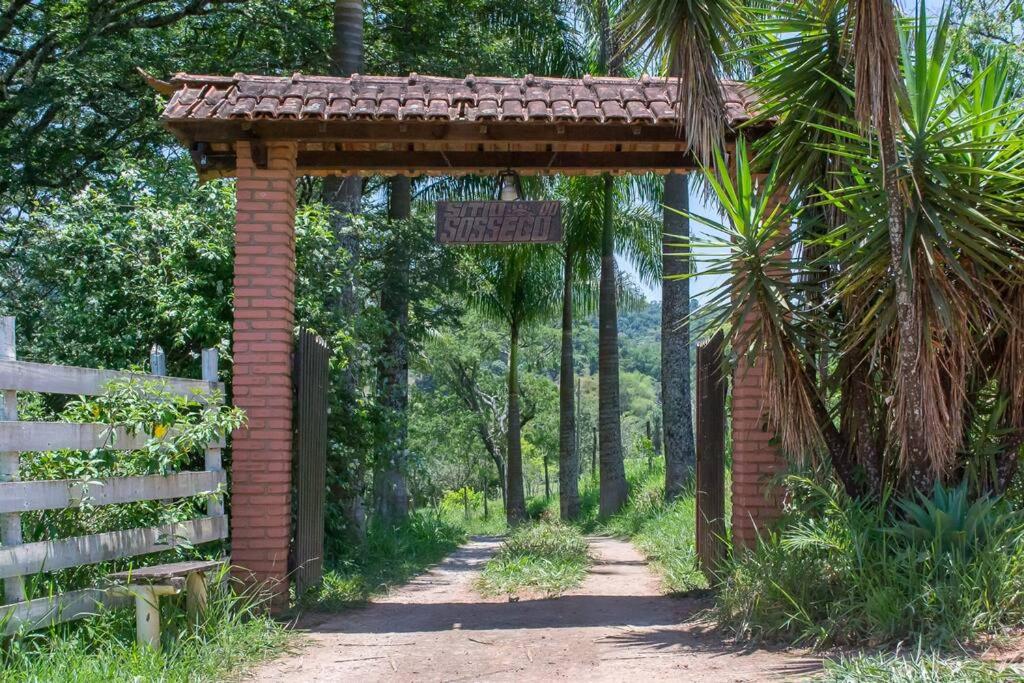 Piscina, churrasco, fogão a lenha a uma hora de BH