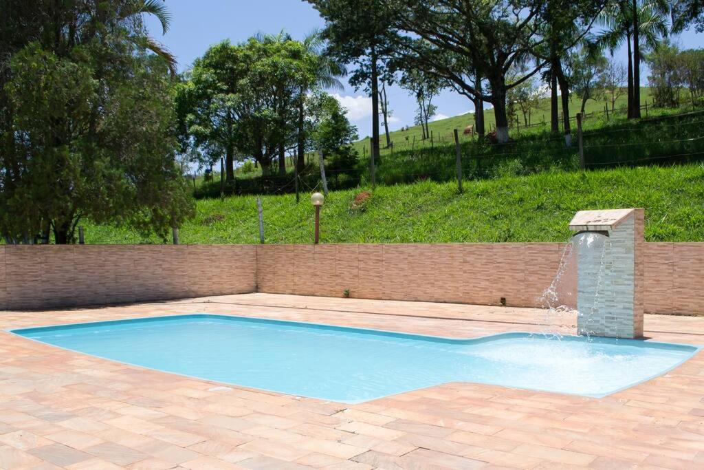 Piscina, churrasco, fogão a lenha a uma hora de BH