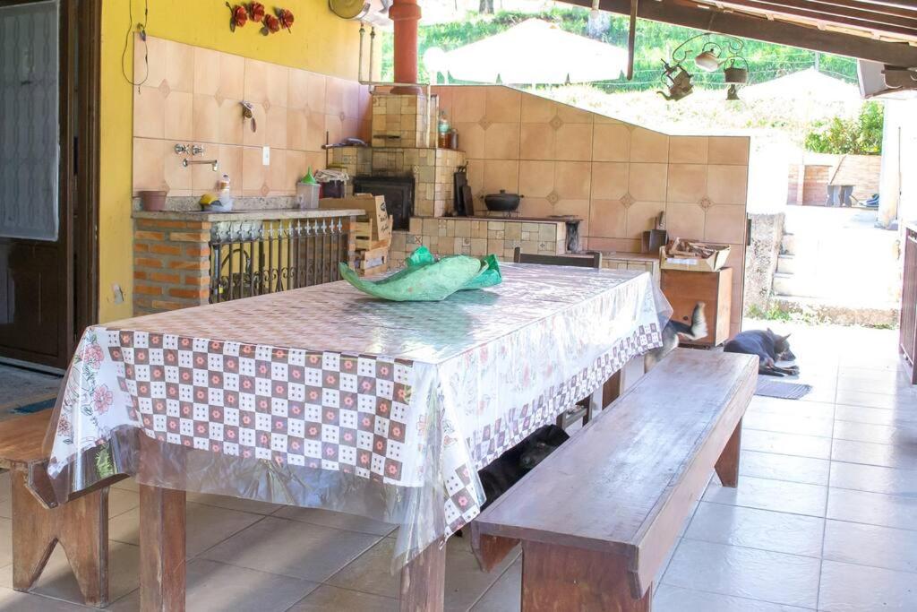 Piscina, churrasco, fogão a lenha a uma hora de BH