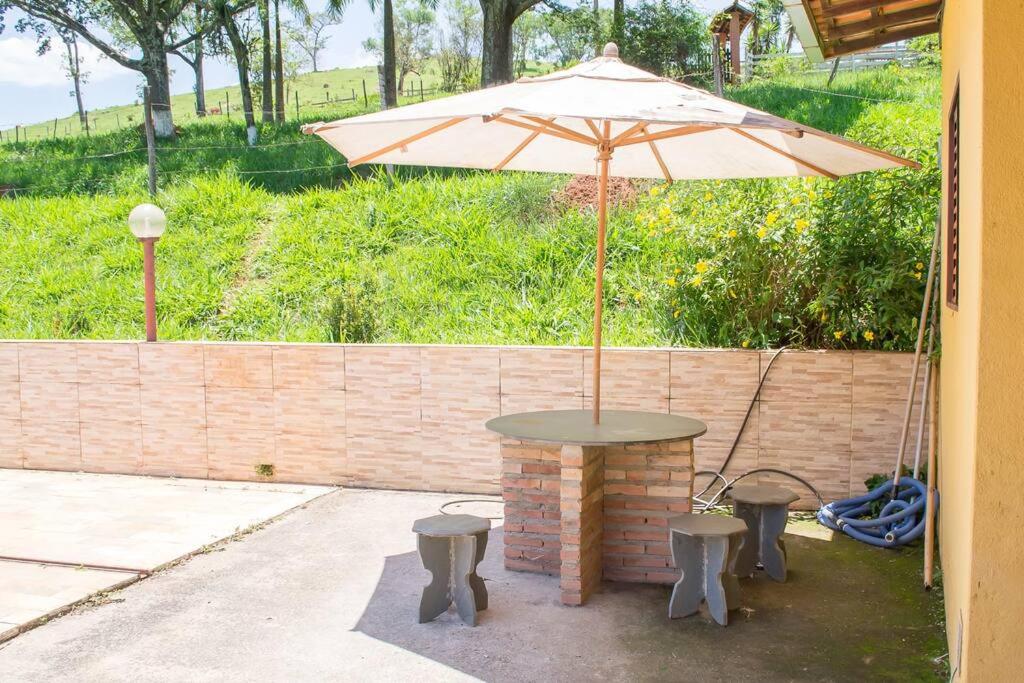 Piscina, churrasco, fogão a lenha a uma hora de BH