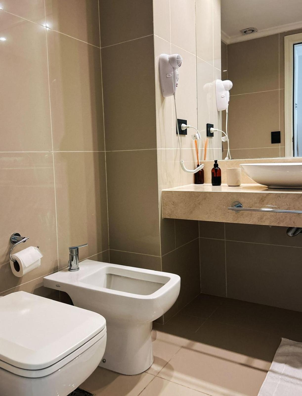 Apart France - Un dormitorio con gim, piscina y estacionamiento