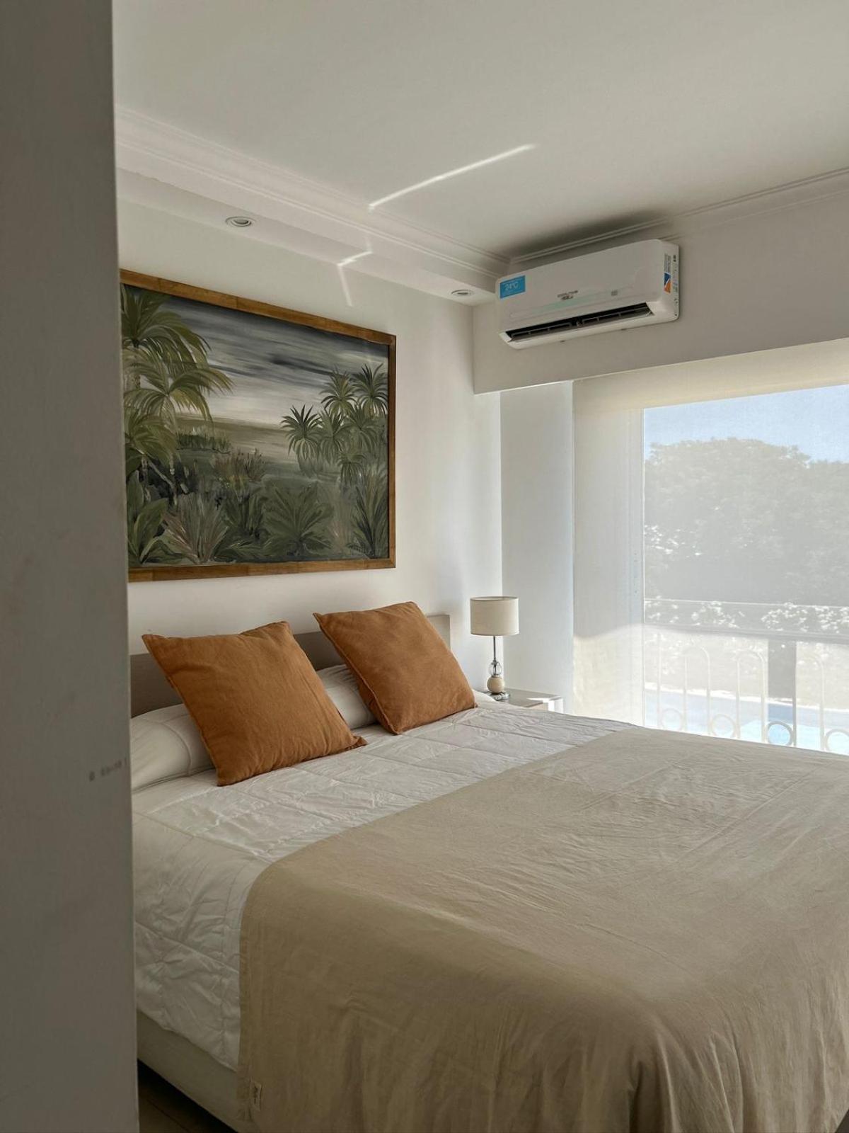 Apart France - Un dormitorio con gim, piscina y estacionamiento