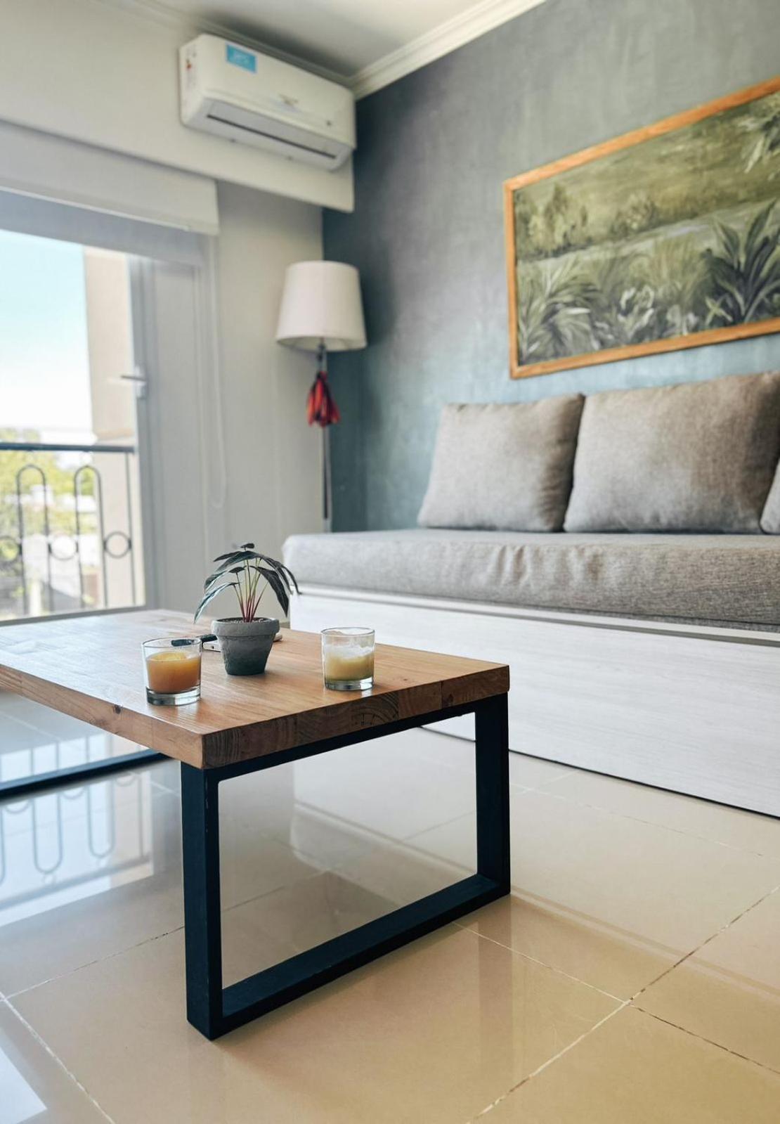 Apart France - Un dormitorio con gim, piscina y estacionamiento