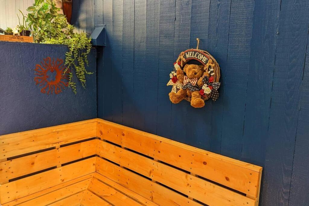 The Van Gogh Apartment - a cozy, creative retreat view 5