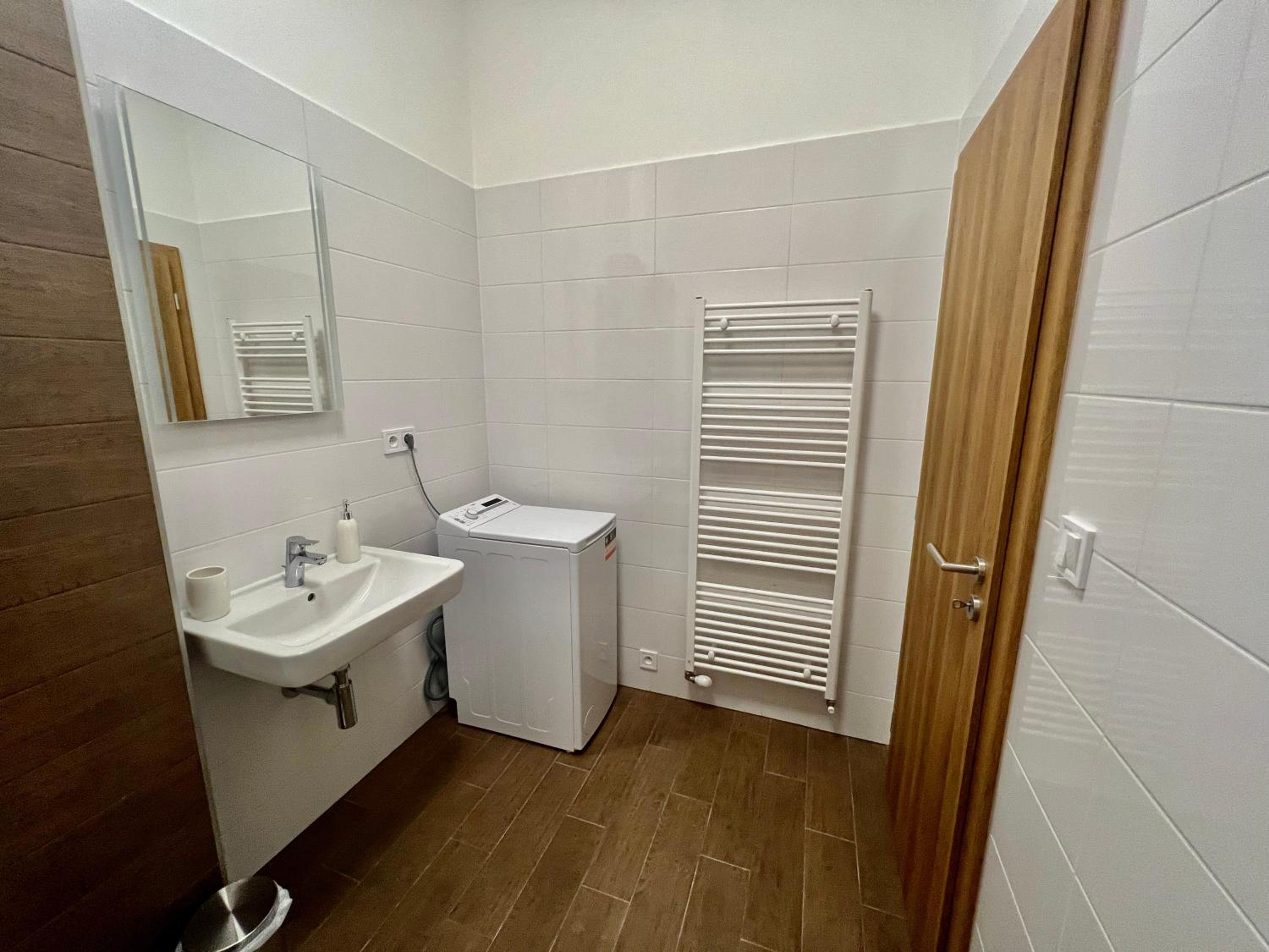 Apartment Yellow Rose, Perfect Location with Free Parking, 24h Checkin & Balcony view 4