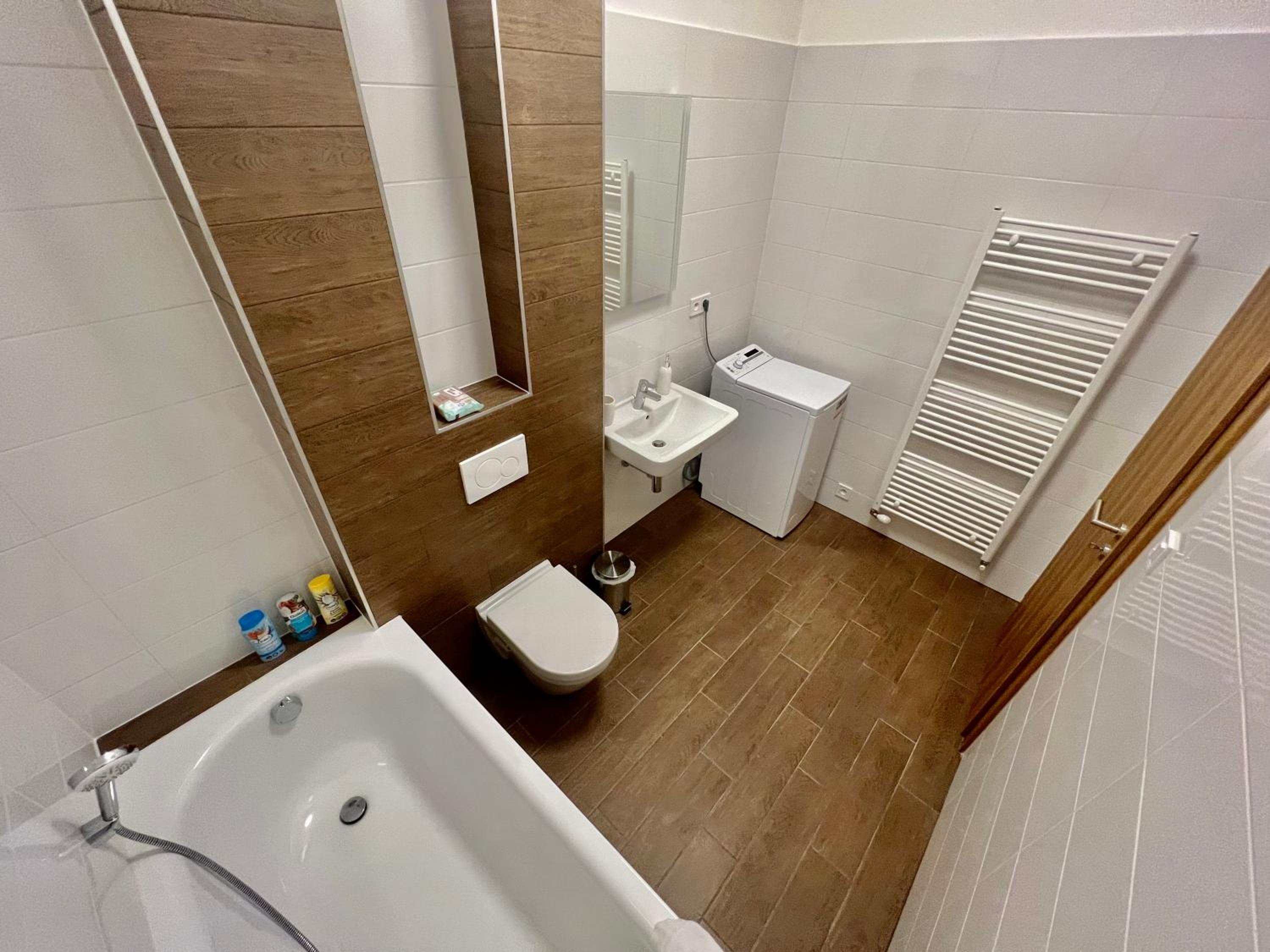Apartment Yellow Rose, Perfect Location with Free Parking, 24h Checkin & Balcony view 5