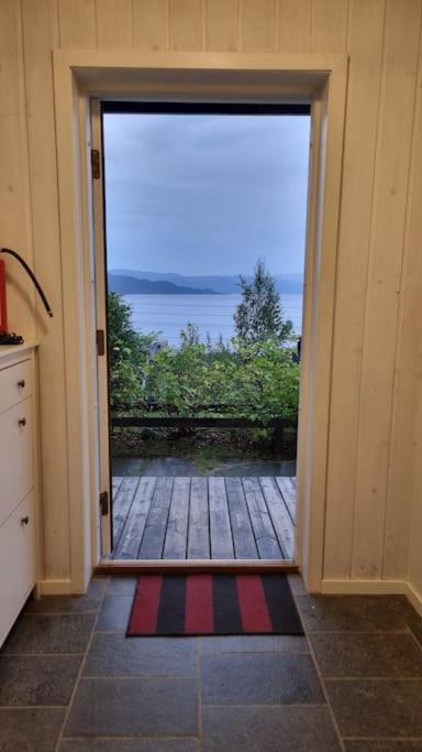Sentralt hus med flott utsikt view 3