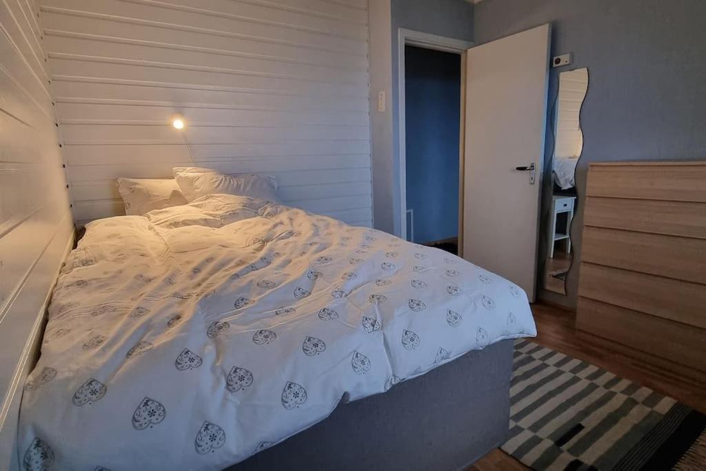 Sentralt hus med flott utsikt view 4