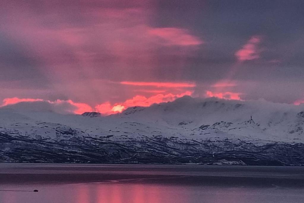 Sentralt hus med flott utsikt view 5