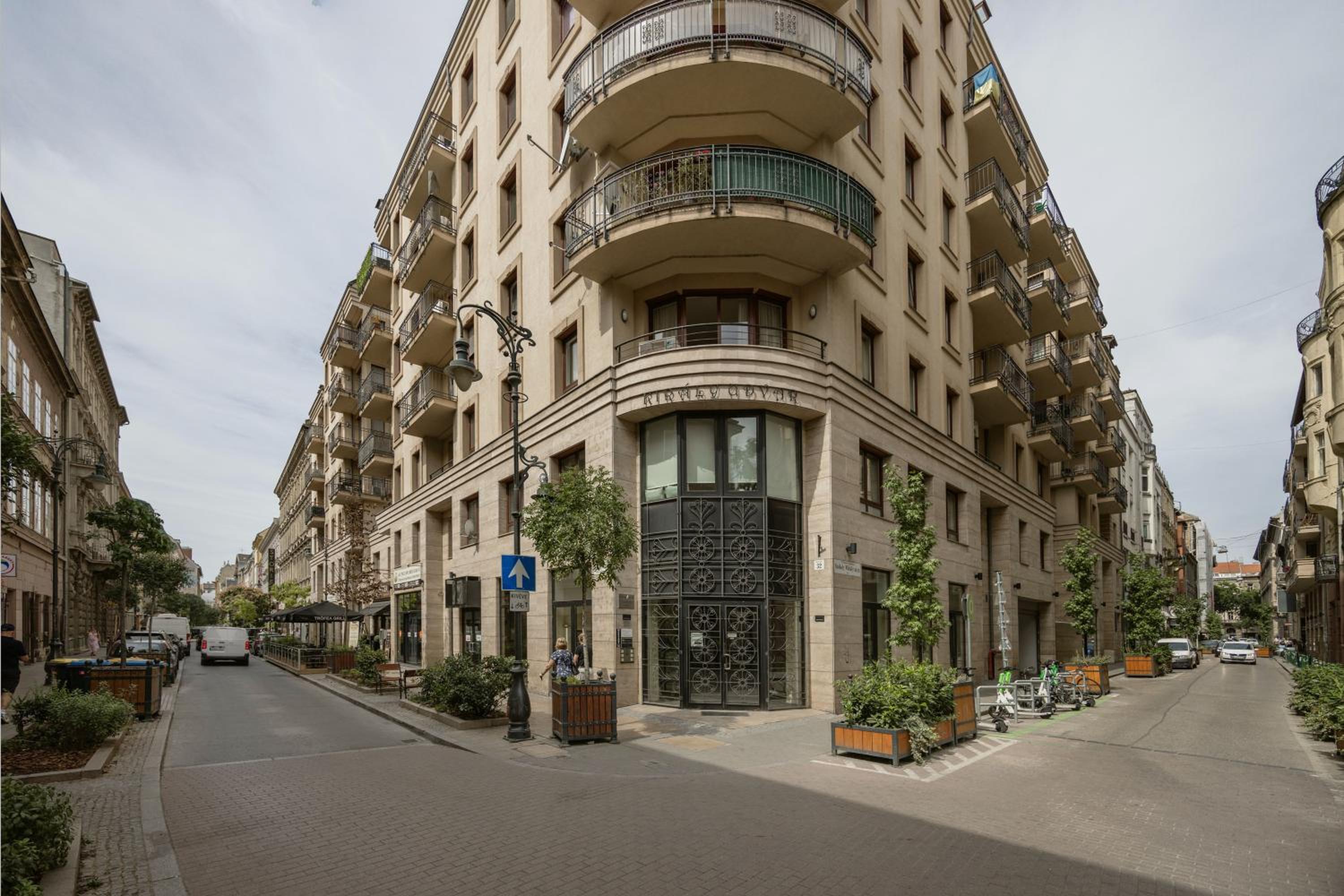 Bright and Central Apartment with Balcony