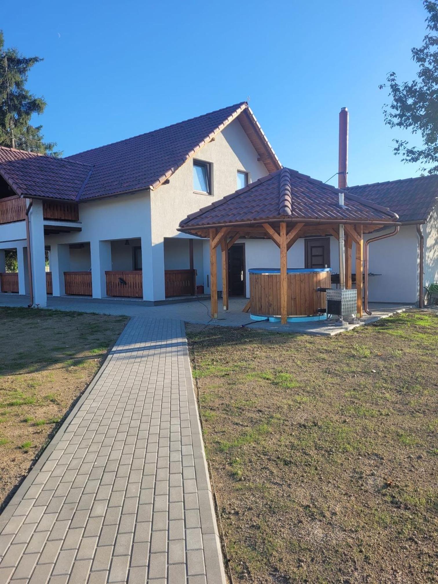 Szencsedi kulcsosház medencével view 2
