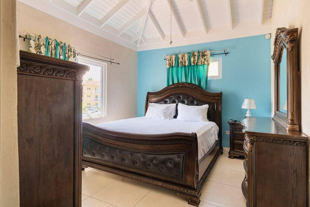 Two Bedroom Suite-Beach Restaurants Shop Nightlife view 5