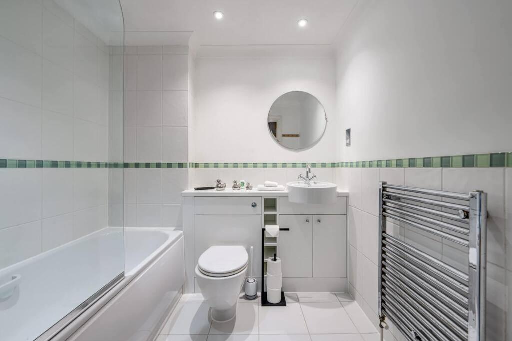 1 bedroom Flat in Egham sleeps 4 with parking