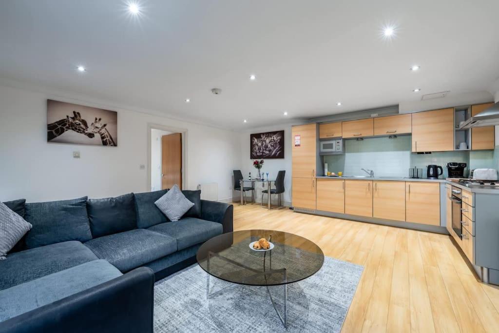 1 bedroom Flat in Egham sleeps 4 with parking