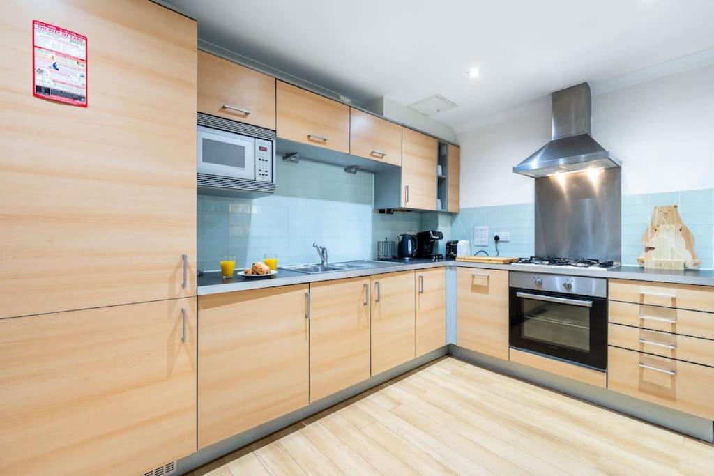1 bedroom Flat in Egham sleeps 4 with parking