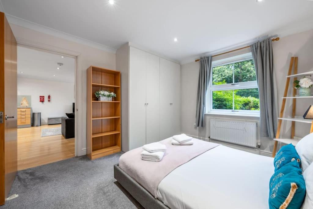 1 bedroom Flat in Egham sleeps 4 with parking