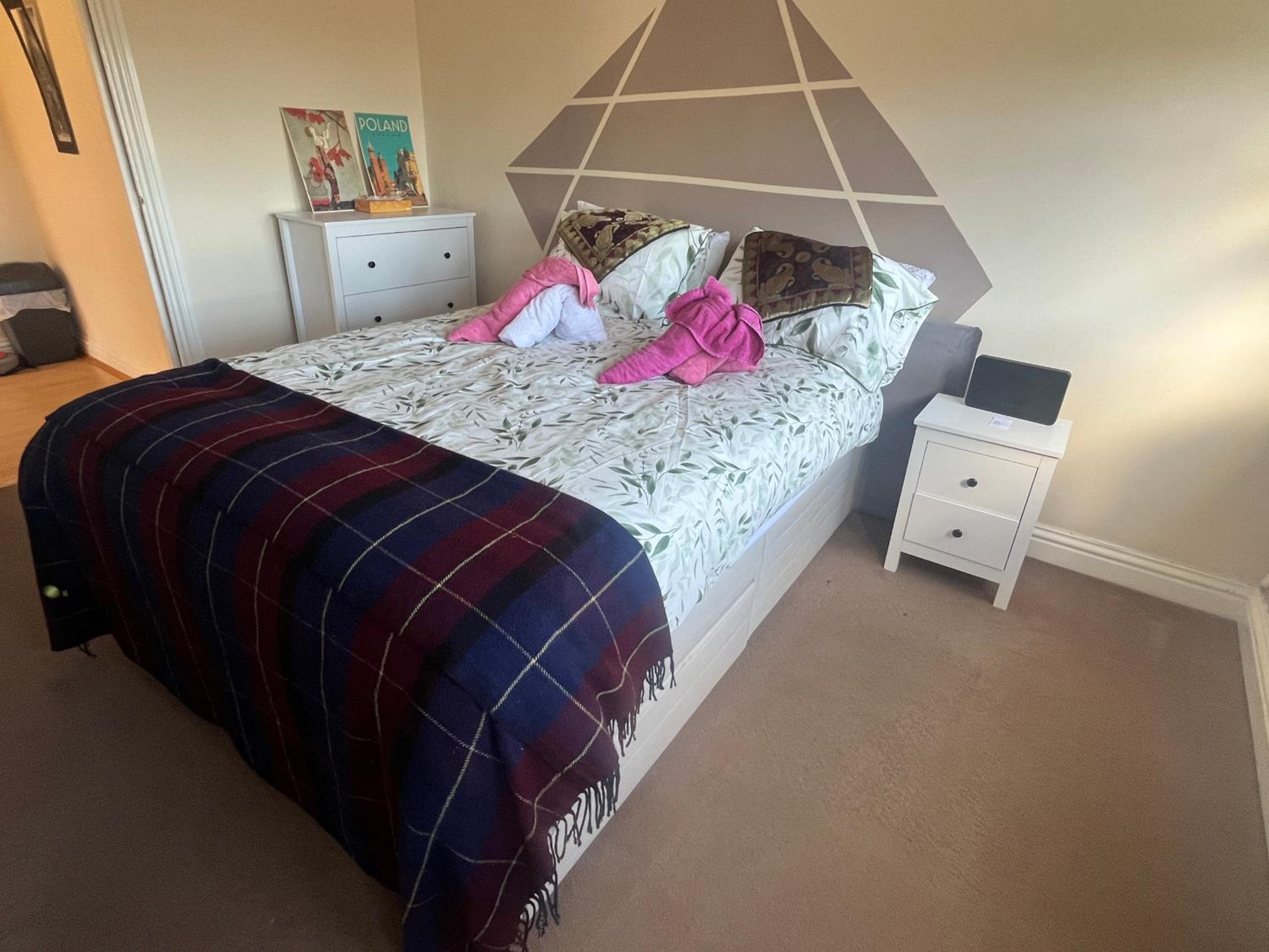Sea-View Apartment, 2-4 Guests, 10 Mins to Beach and The Oval view 3