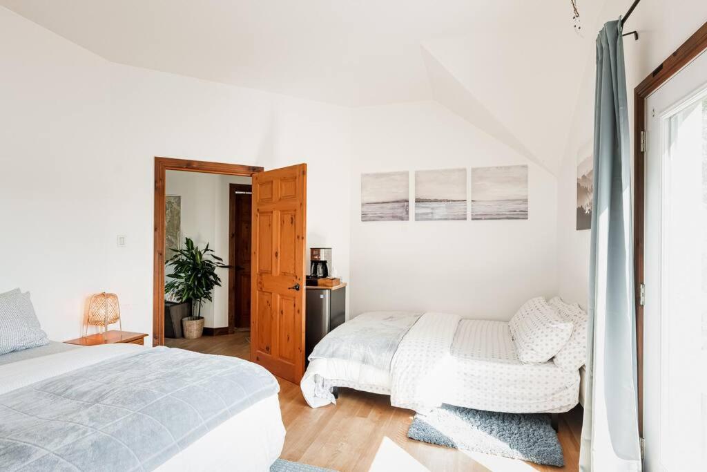 Charming Rustic Chalet on Lac Marie Louise