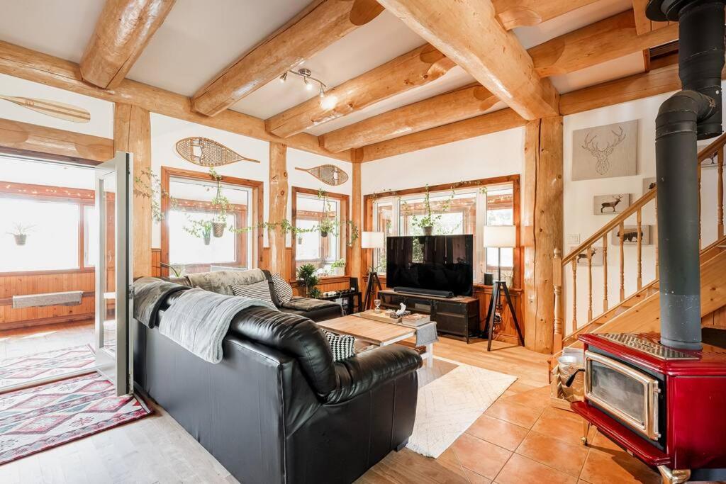 Charming Rustic Chalet on Lac Marie Louise