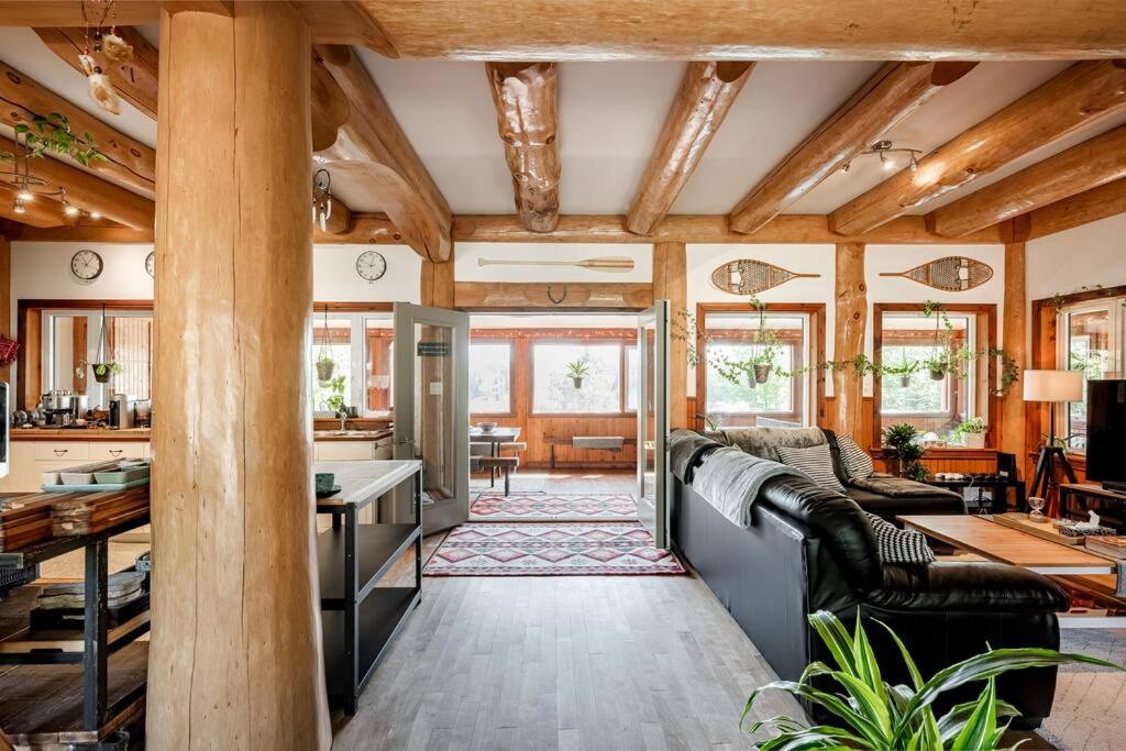 Charming Rustic Chalet on Lac Marie Louise