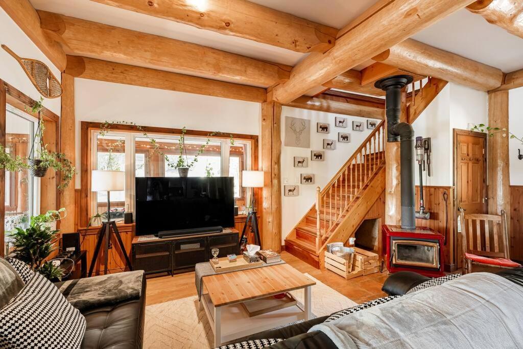 Charming Rustic Chalet on Lac Marie Louise