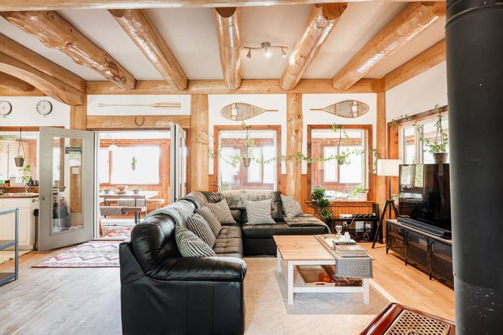 Charming Rustic Chalet on Lac Marie Louise