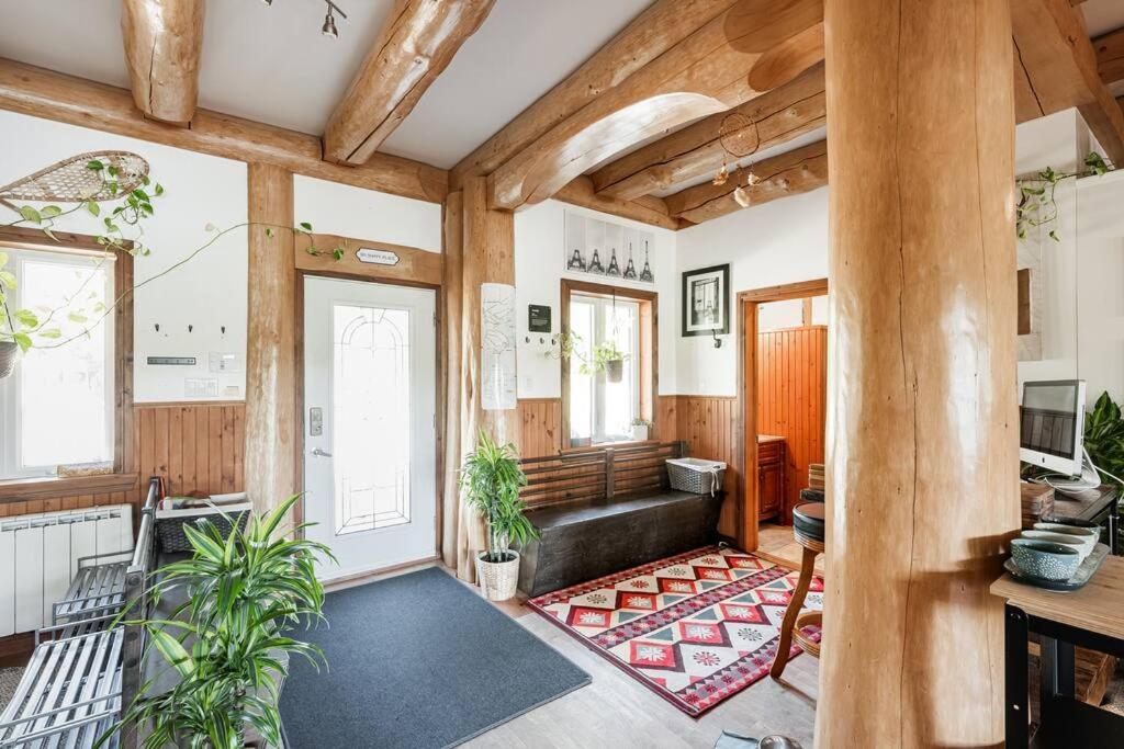 Charming Rustic Chalet on Lac Marie Louise