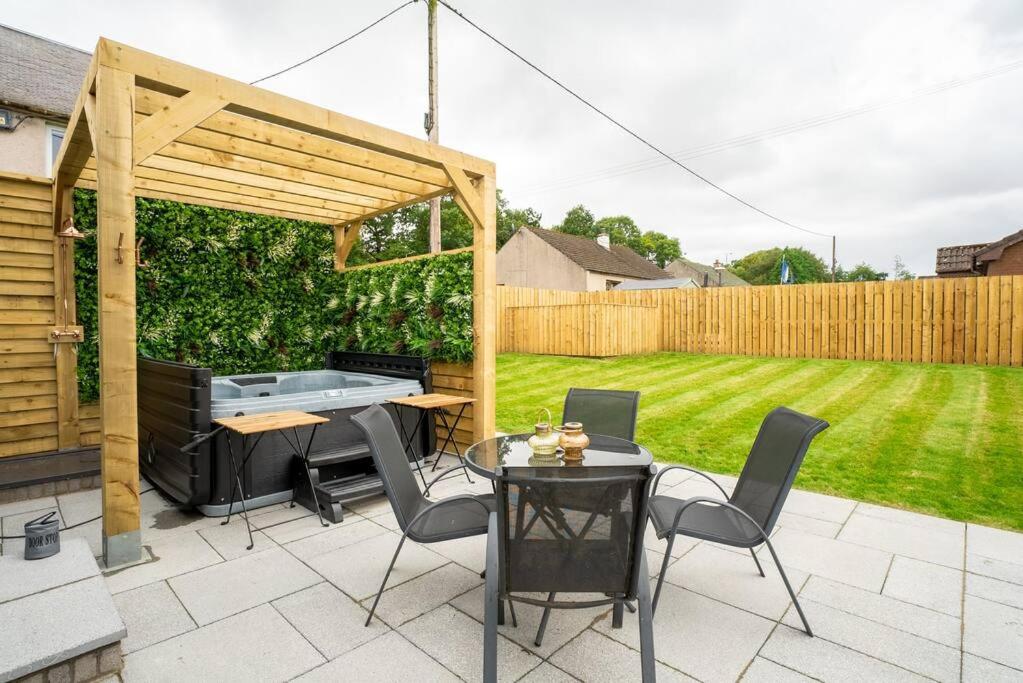 Hotel Cottage With Hot Tub Near Knockhill