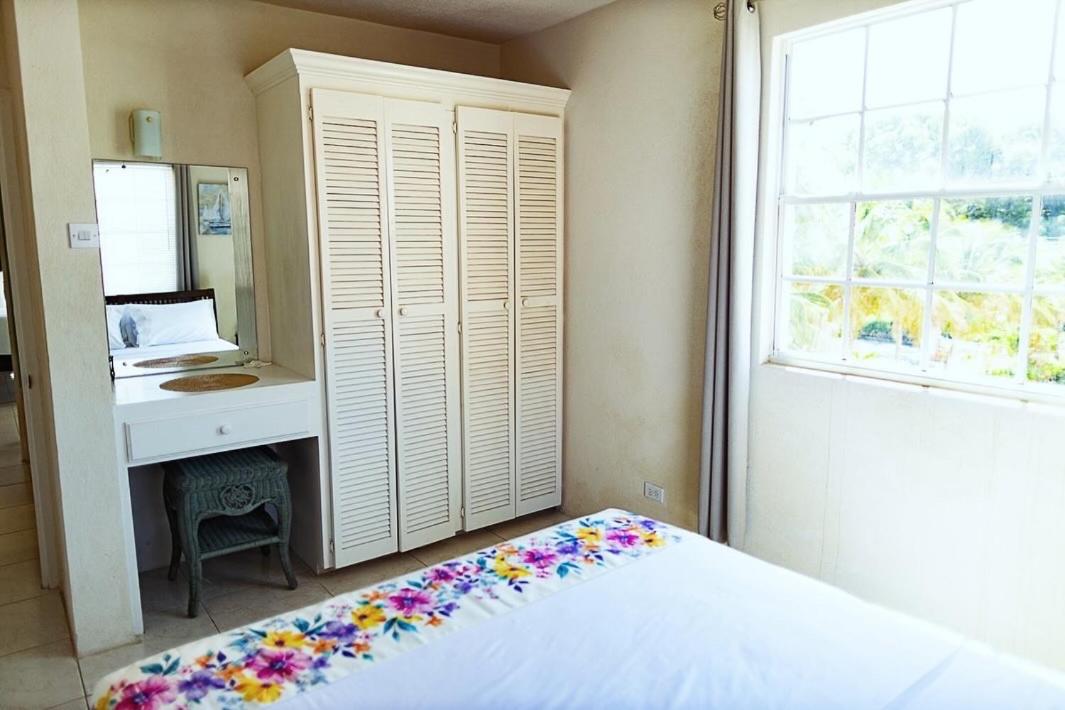 Seashades 2BR 1 full and 1 half bathrooms Condo with pool Close to beach Sleeps 4