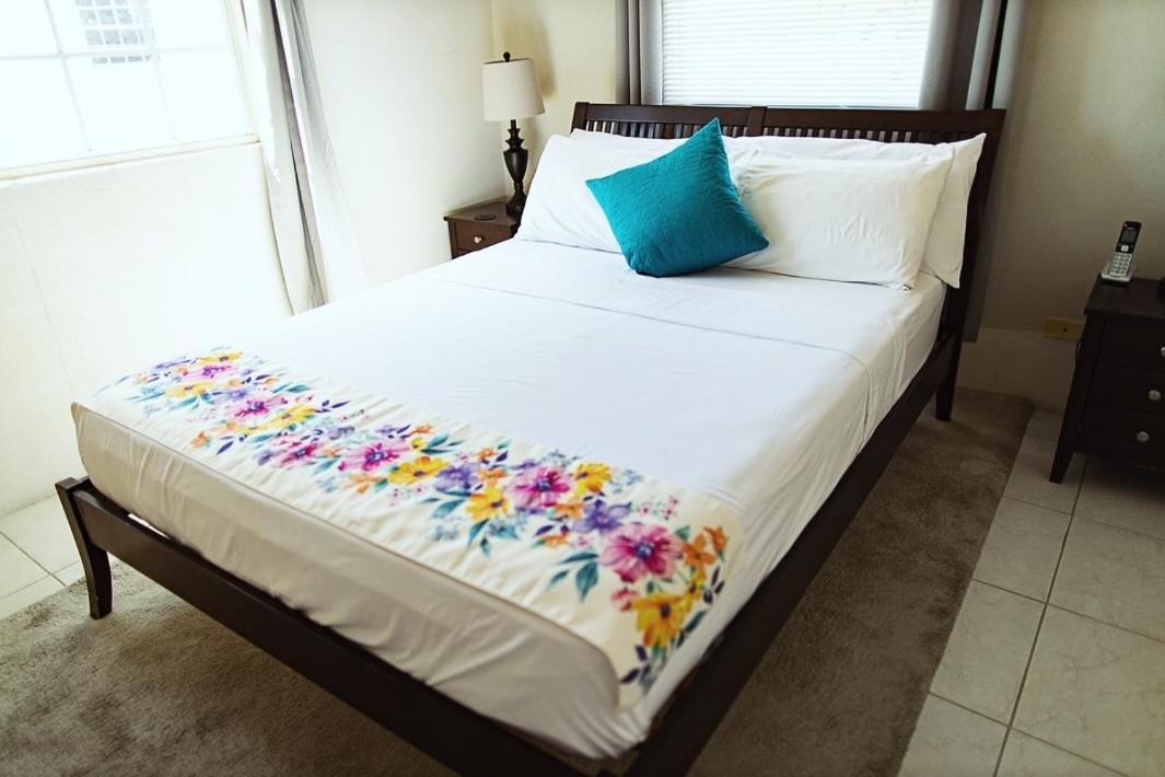 Seashades 2BR 1 full and 1 half bathrooms Condo with pool Close to beach Sleeps 4
