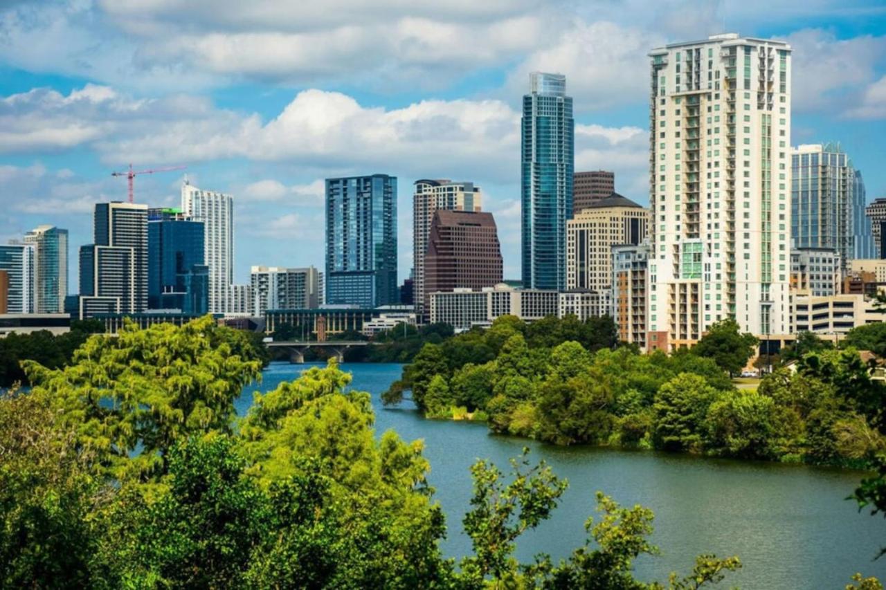Beautiful Austin Studio Sleeps 4 10min to Downtown