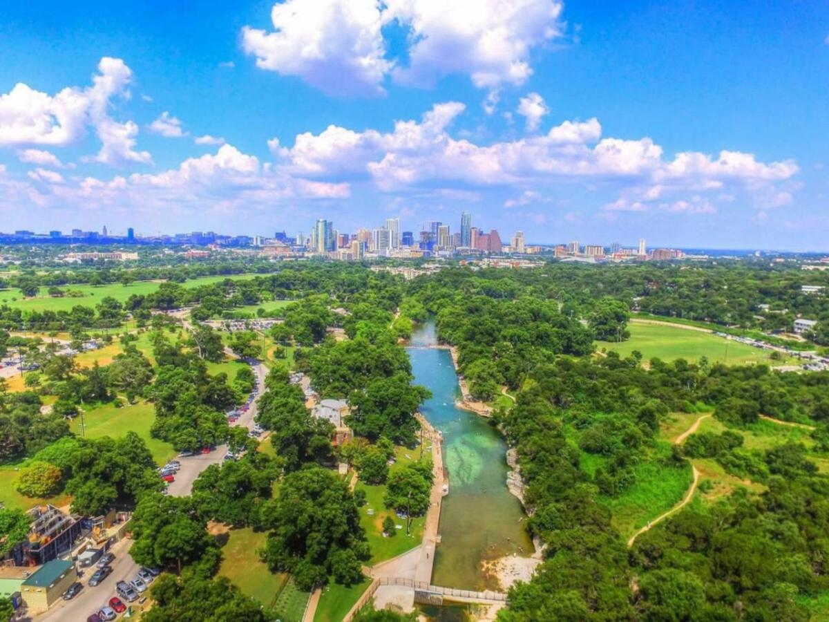 Beautiful Austin Studio Sleeps 4 10min to Downtown