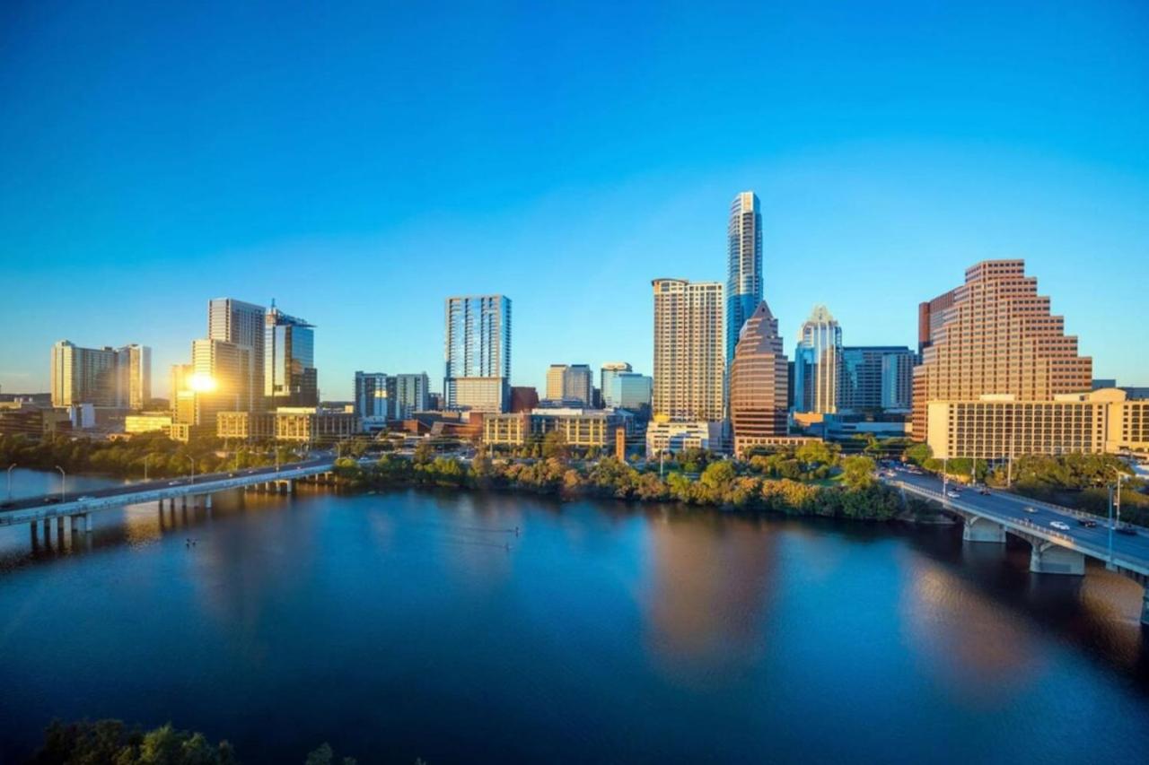 Beautiful Austin Studio Sleeps 4 10min to Downtown