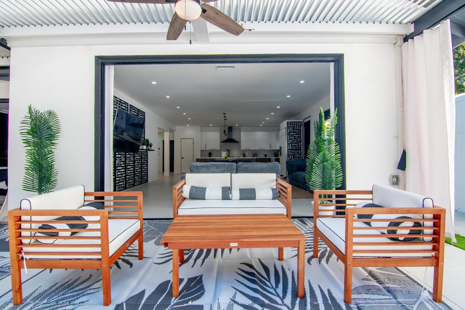 Los Angeles Vacations - Amazing Modern Villa with Pool in Tarzana - Property Image 11