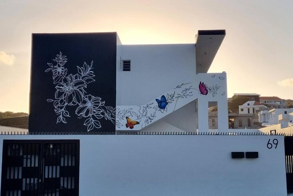 Central 2BR Apartment-10 Min Walk to Mambo Beach