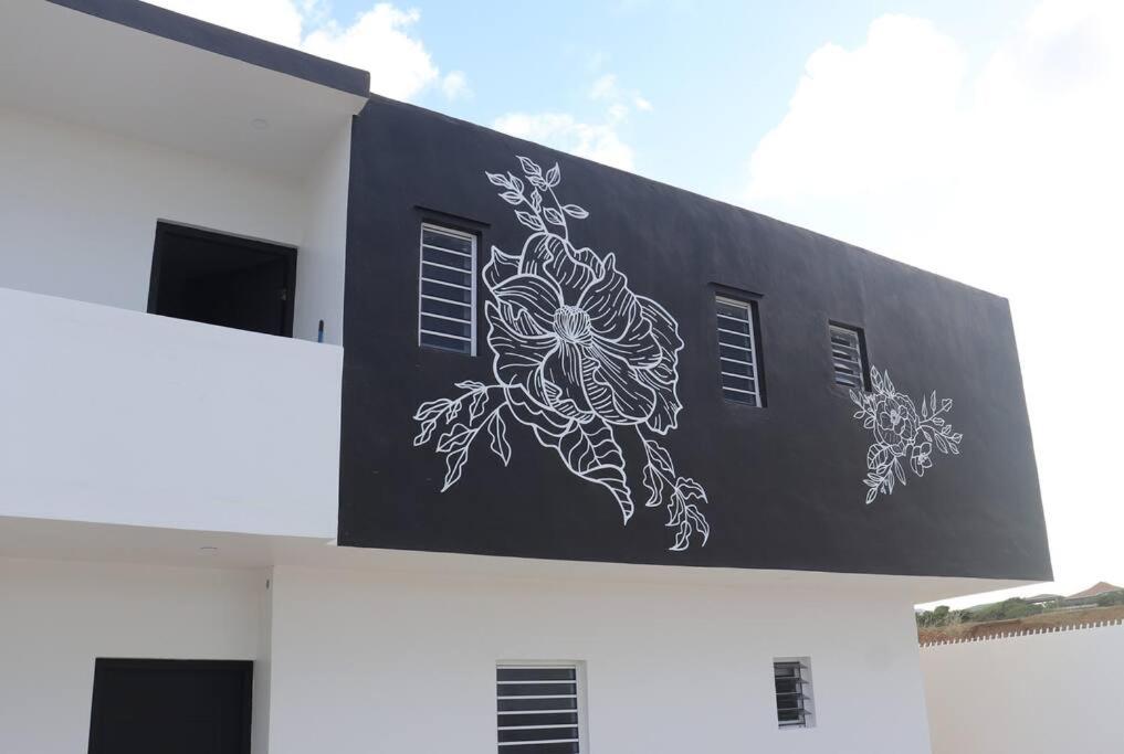 Central 2BR Apartment-10 Min Walk to Mambo Beach