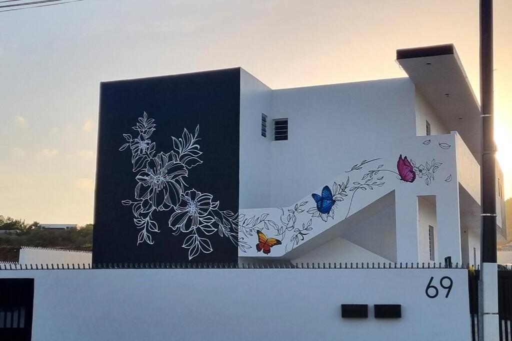 Central 2BR Apartment-10 Min Walk to Mambo Beach