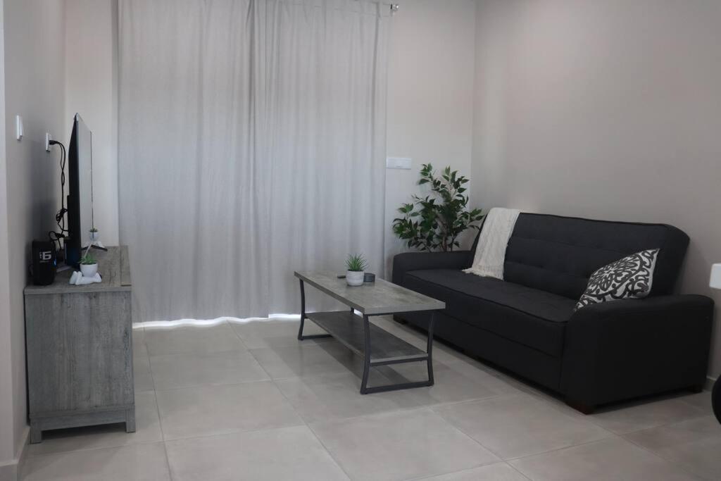 Central 2BR Apartment-10 Min Walk to Mambo Beach