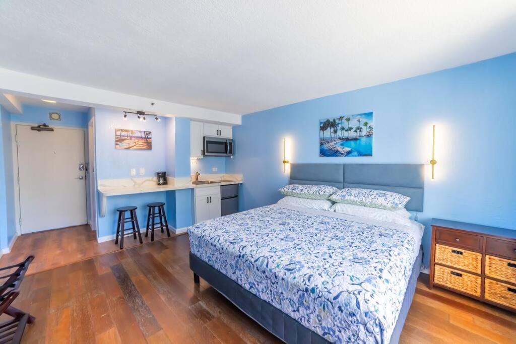 Trendy Studio in the Heart of Honolulu - 21F view 3