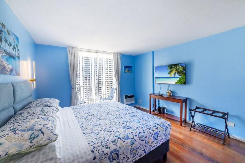 Trendy Studio in the Heart of Honolulu - 21F view 4